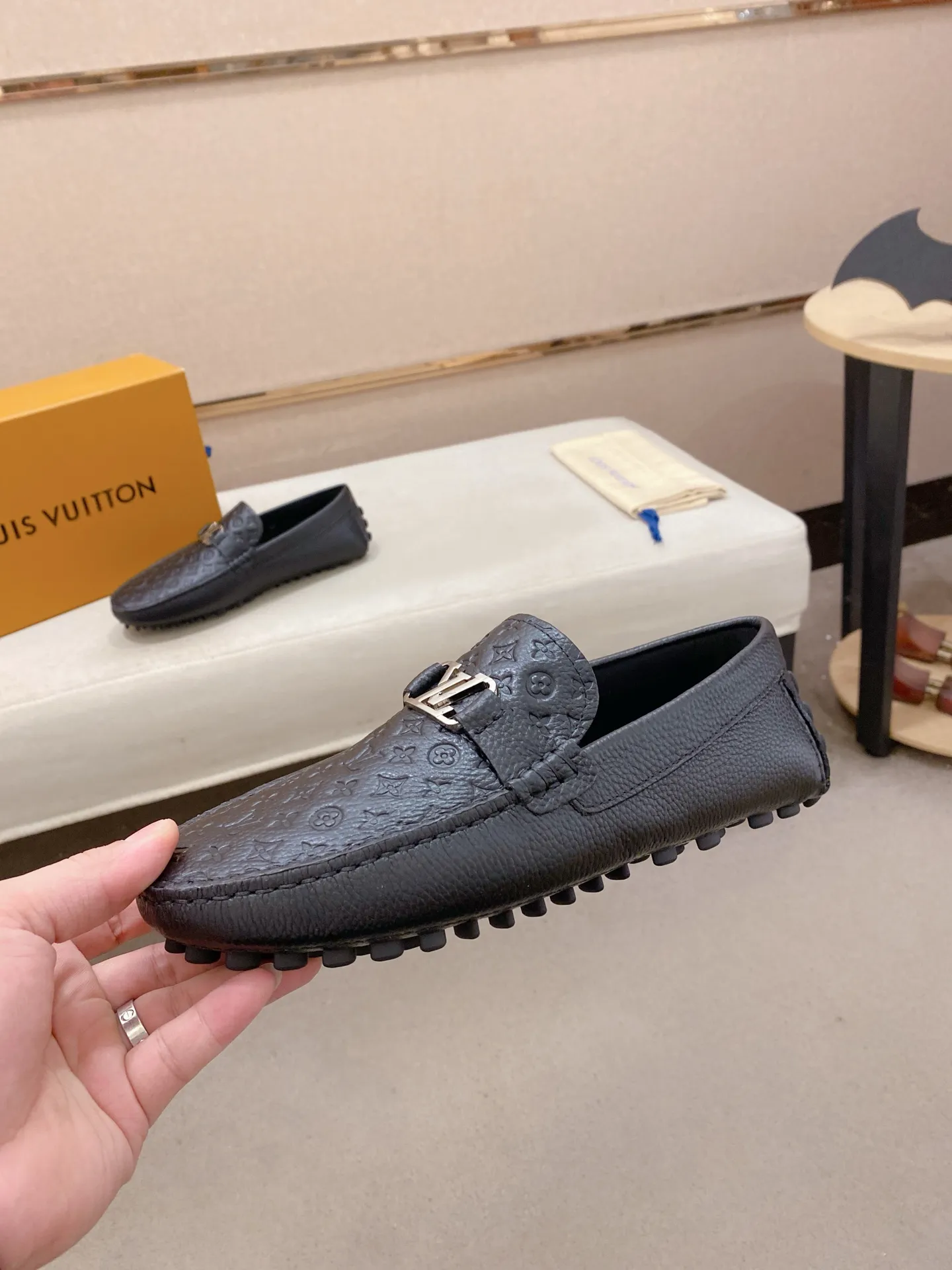 Factory price: 500💰High-end quality! LV 🆕🆕Exclusive hot-selling products in stock🔥🔥New products on the shelves, high-quality Ferragamo men's pea shoes, high-end casual driving shoes, with complete packaging! 💪 💪 Material: imported pebbled first-layer cowhide 🐂 + imported high-quality buffalo leather lining + wear-resistant outsole 👍🏻👍🏻 Features: high-end and comfortable, purely handmade 🚀 🚀 Create the perfect shoe that suits you best 🔥 🔥 Size: (38-44) 45 standard size can be customized!